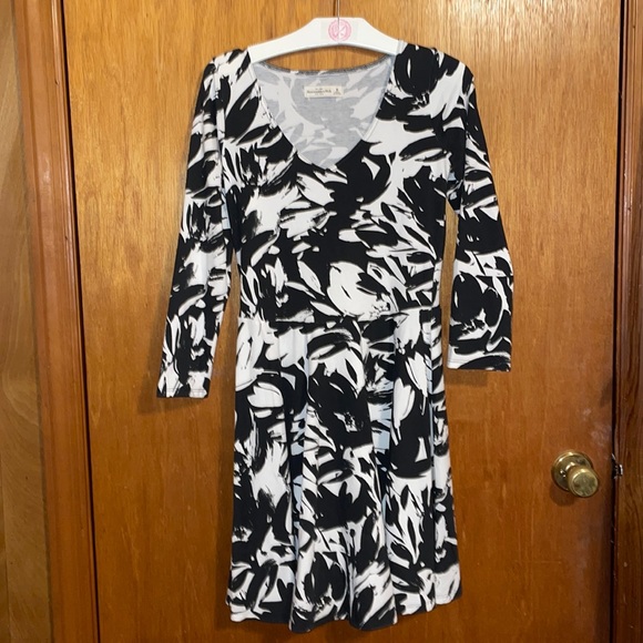 •ABERCROMBIE&FITCH•NWOT BLACK & WHITE V-NECK FLORAL 3/4 SLEEVE DRESS SIZE MEDIUM - Picture 3 of 9